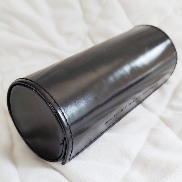 Marc by Marc Jacobs Round Sunglasses Case - Picture 2 of 4